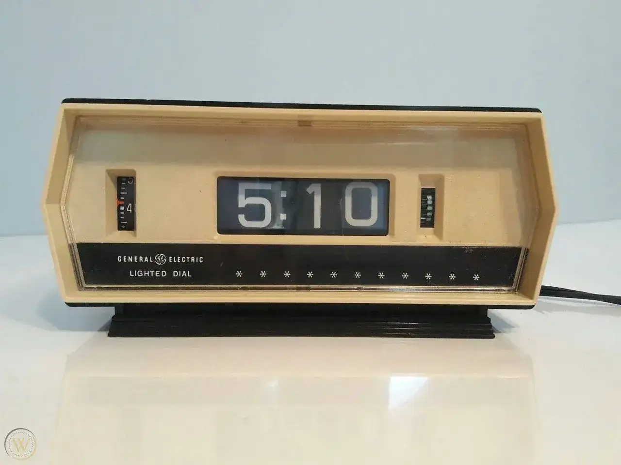 vintage-ge-8139-digital-alarm-clock_1_84bc24ed1a348250f0d4b66ae629cc3d.jpg