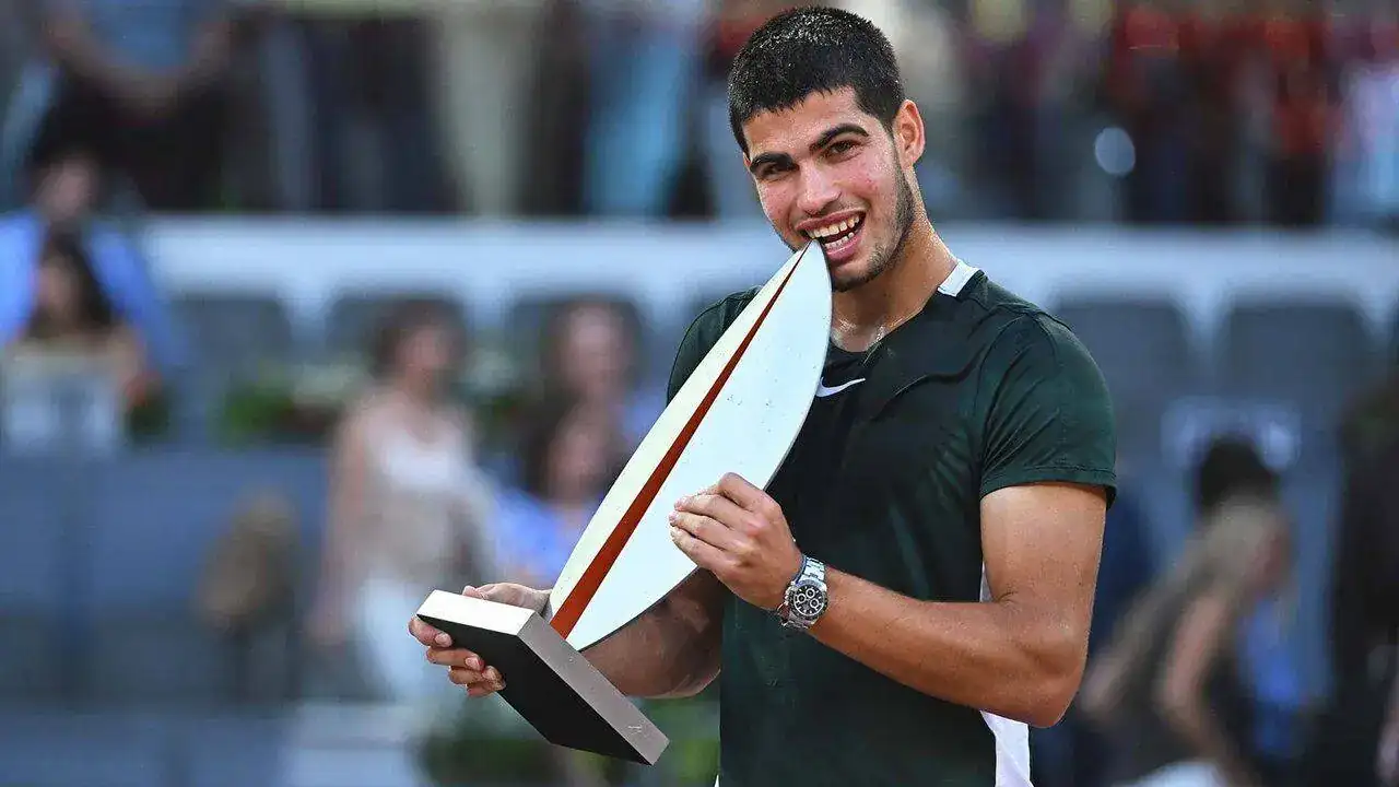 alcaraz-trophy-shot-madrid-2022.webp