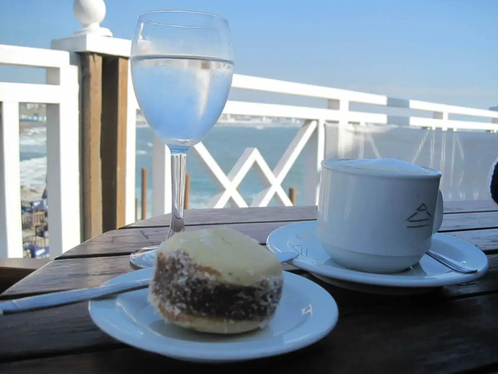 Alfajor_de_maicena_and_a_latte.webp