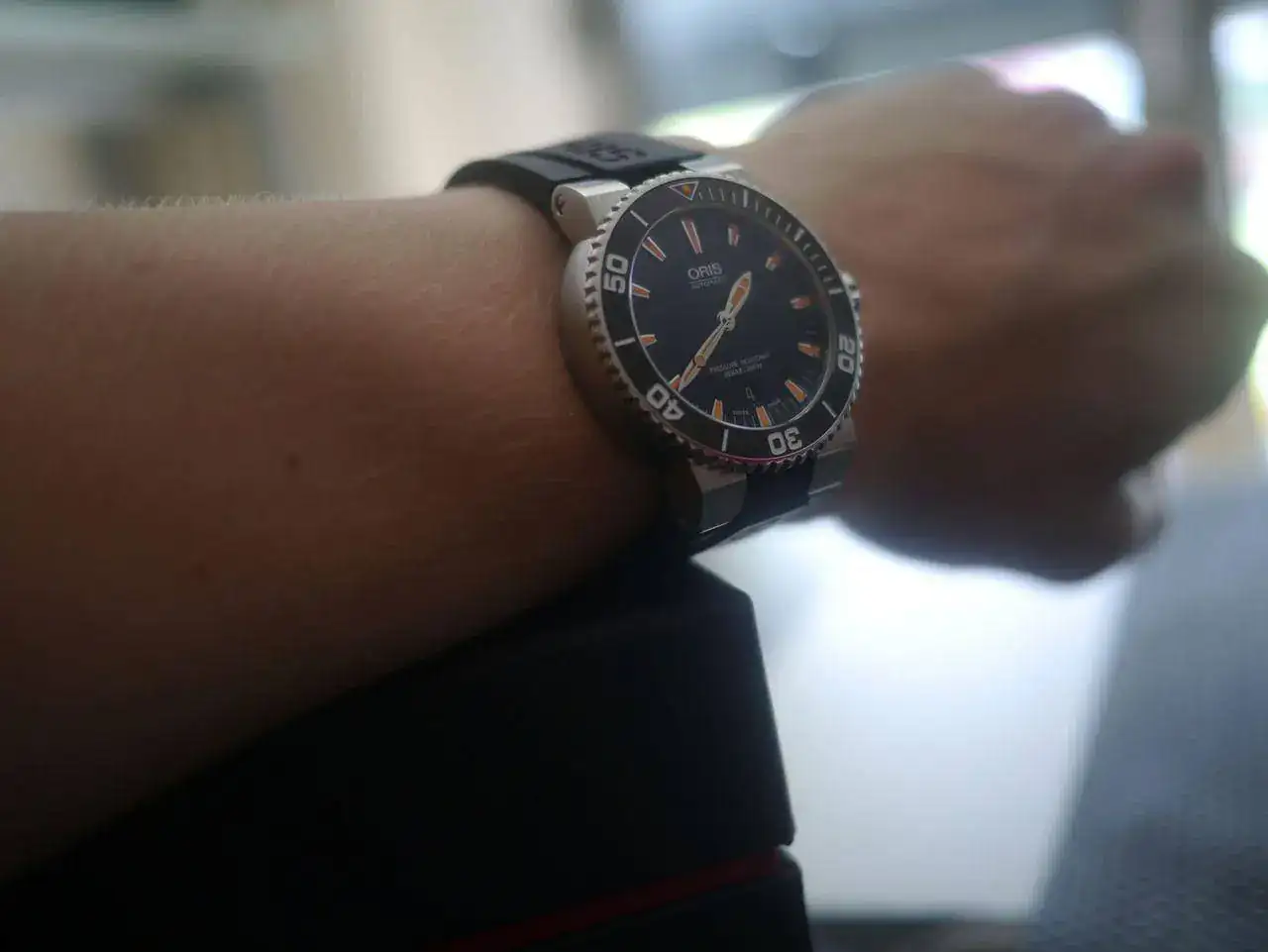 alitaet-zum-bestaunen-oris_aquis_pic10_wrist_klein.webp