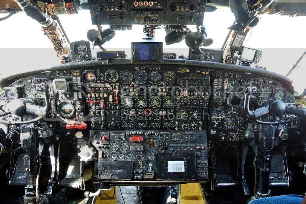 Antonov-An-12-Cockpit-Images_zps7rrqsepl.jpg