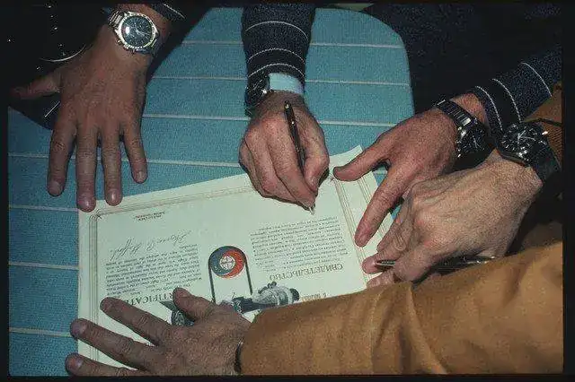 -apollo-soyuz-test-project-leonov-signs-00a3e1-640.webp