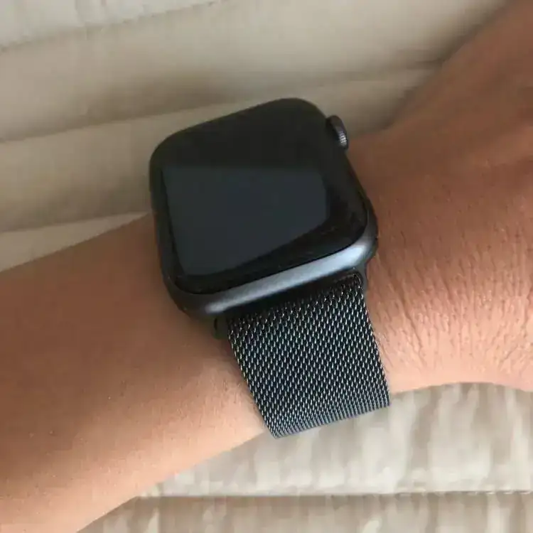 Apple-Watch-Bands-Milanese-Loop-Space-Grey-R8.webp