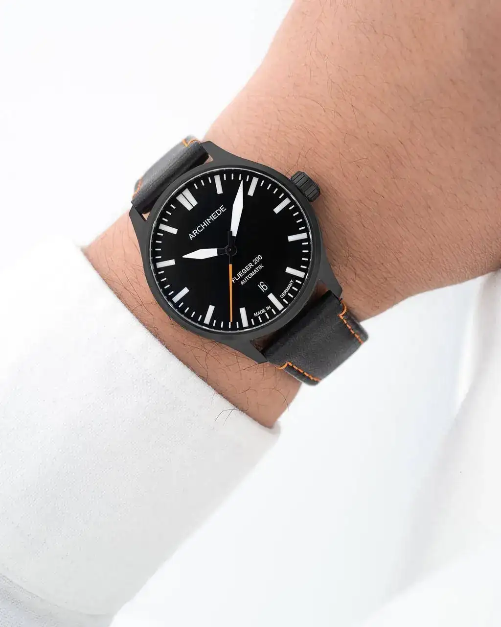 ARCHIMEDE_PILOT200_SW_wristshot_or.webp