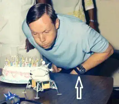 armstrong cumple.webp