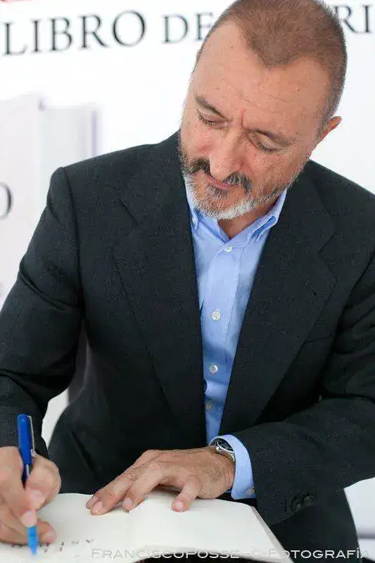 arturo-perez-reverte-firma-feria-libro-madridpilot rotu.webp