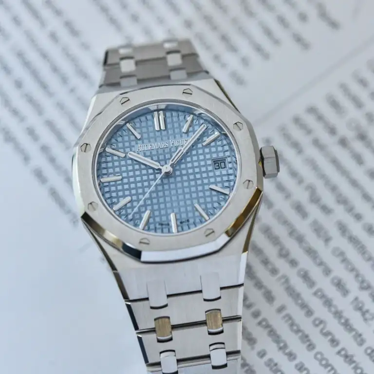 Audemars-Piguet-Royal-Oak-Selfwinding-37mm-15550ST-50th-anniversary-5-768x768.webp