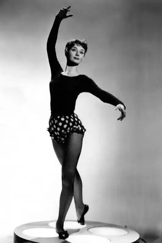 audrey-hepburn-ballet-1952-portrait.webp