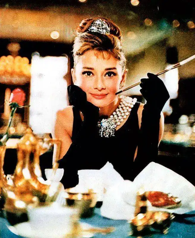 audrey-herpburg-desayuno-con-diamantes-a.webp