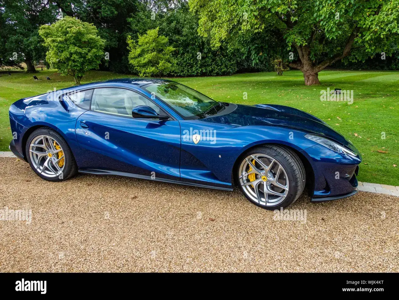 azul-ferrari-812-superfast-s-a-en-una-finca-wjk4kt.webp