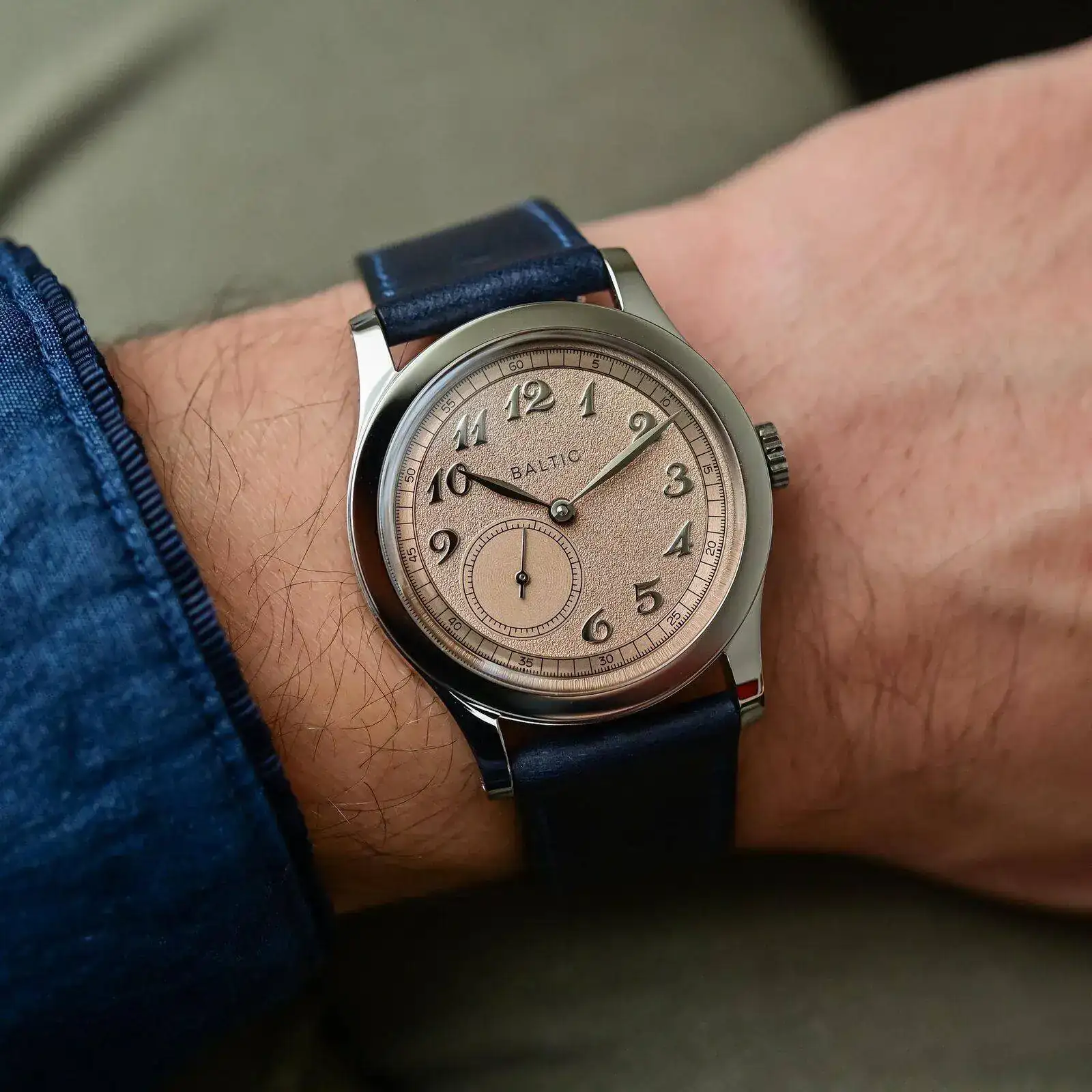 Baltic-MR01-Salmon-Review-Accessible-Calatrava-style-Micro-Rotor-Watch-16.webp