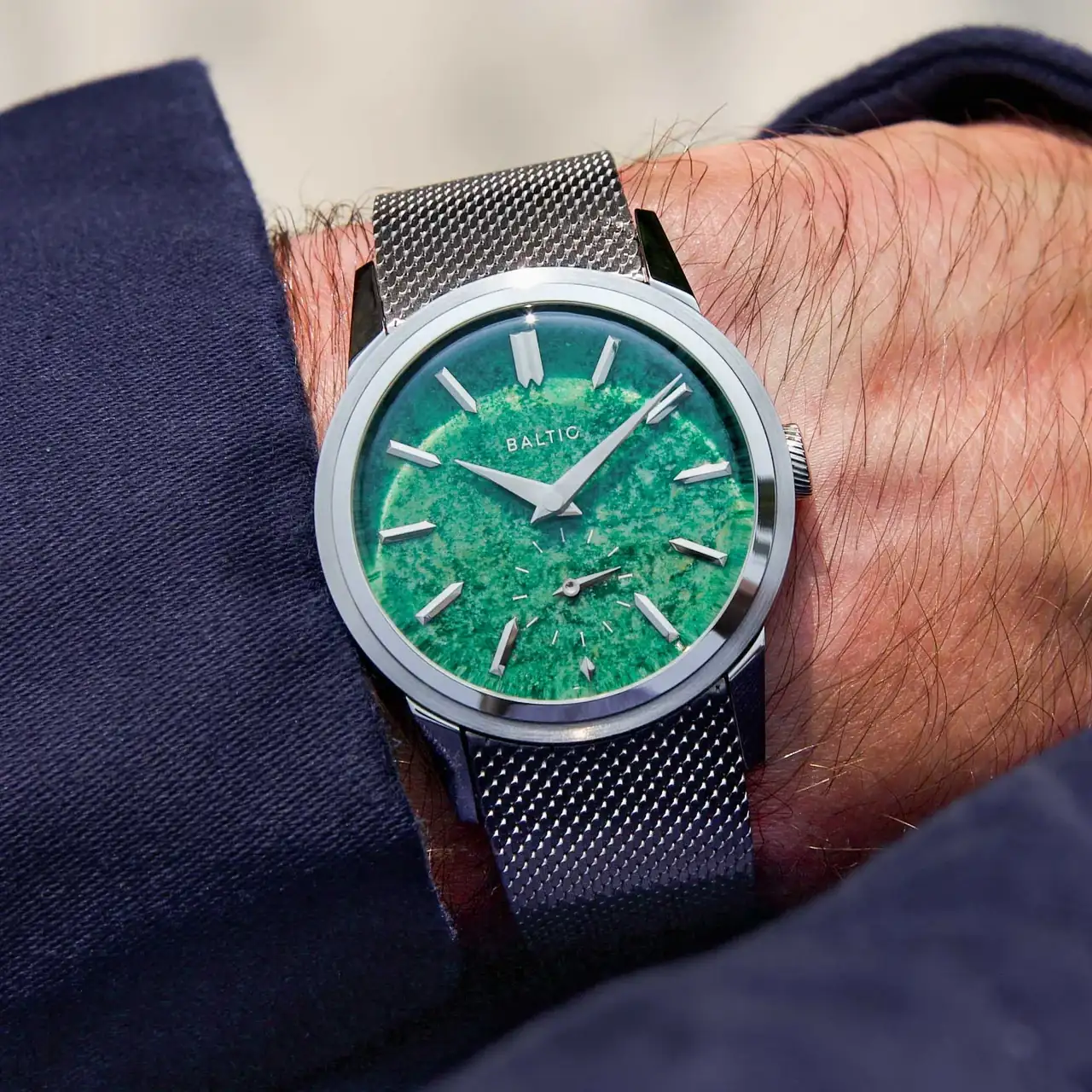 Baltic-Prismic-Stone-Dials-Showroom-edition-Green-Jade-Red-Agate-Lapis-Lazuli-hands-on-13.webp
