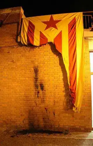 bandera+separatista+catalana+quemada.webp