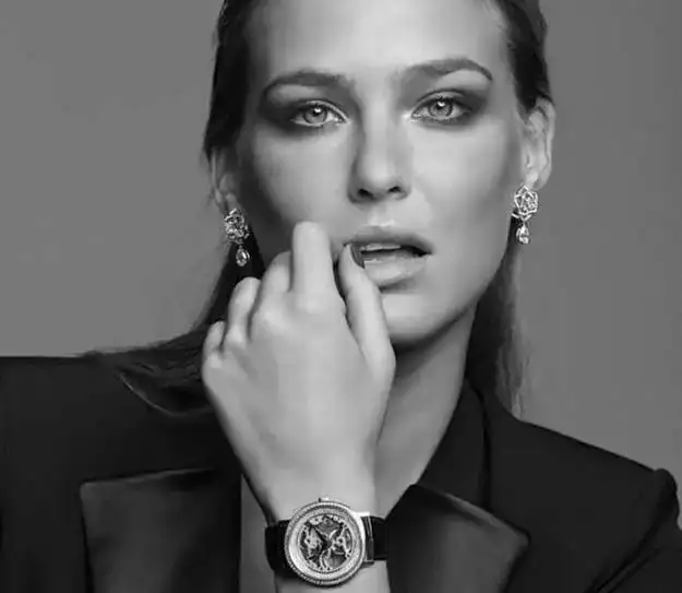 bar-refaeli-para-piaget-altiplano-skeleton.webp