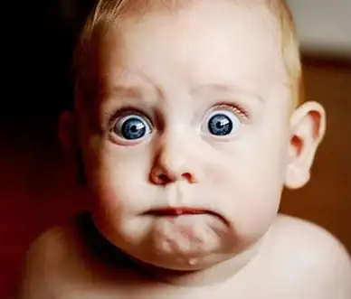 bebe-ojos-grandes-azules.webp