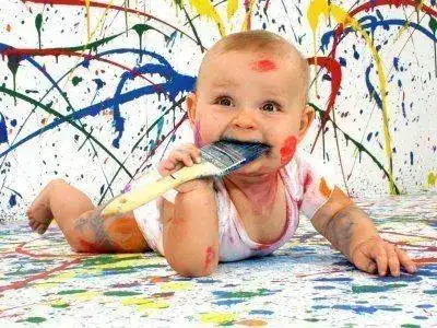 bebe-pintando.webp