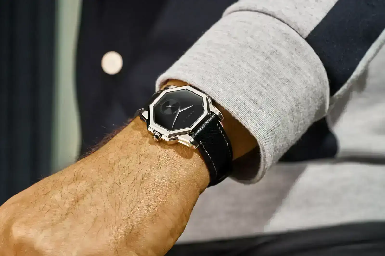 Bedaa-ANGLES-black-small-sec-wrist-1A.webp