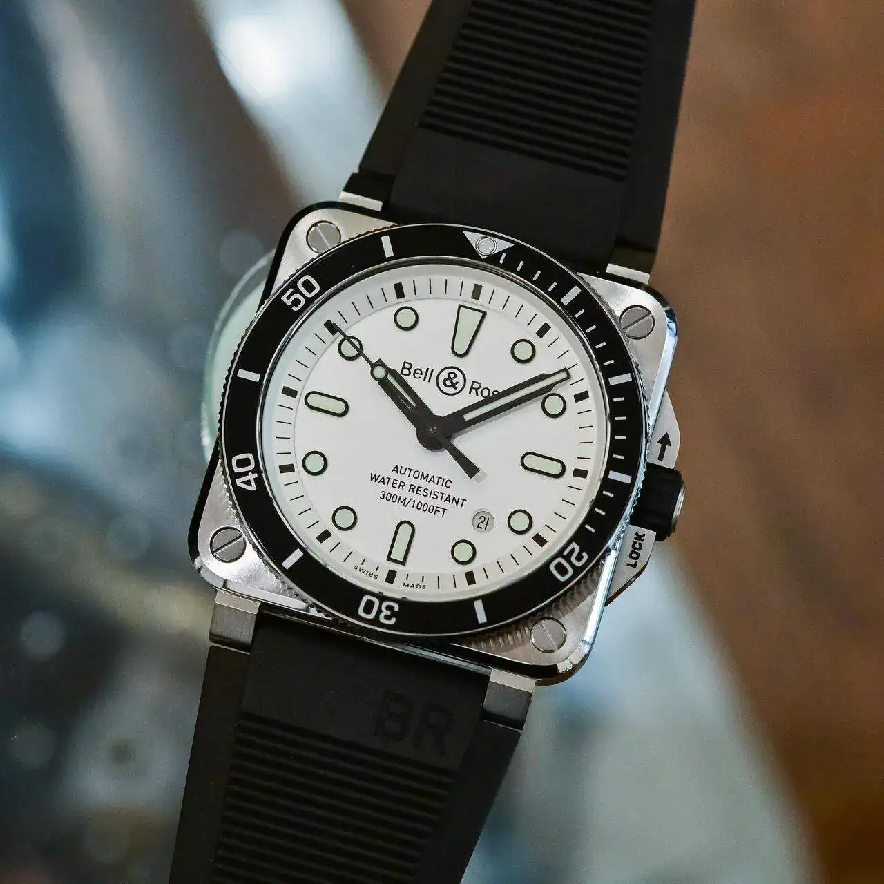 Bell-Ross-BR-03-92-Diver-White-hands-on-3.webp