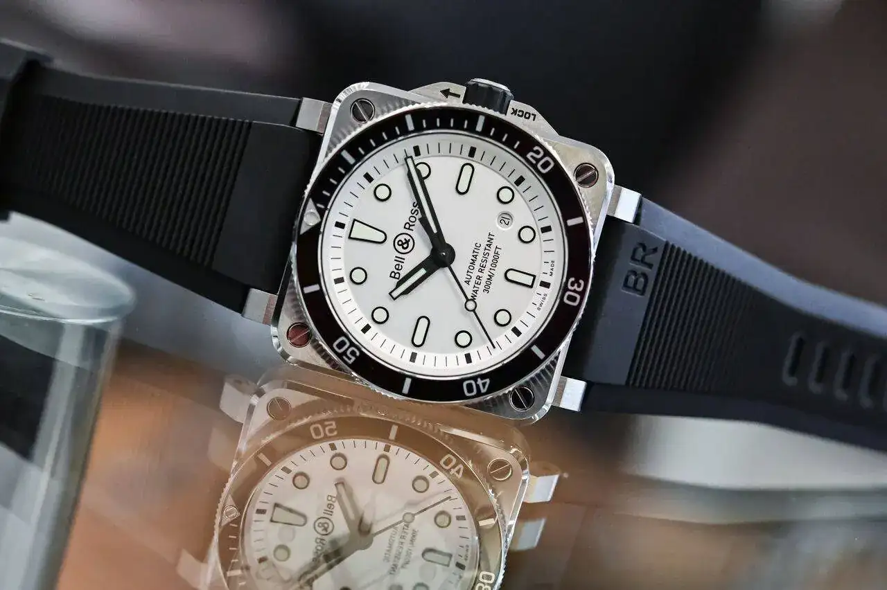 Bell-Ross-BR-03-92-Diver-White-hands-on-4.webp