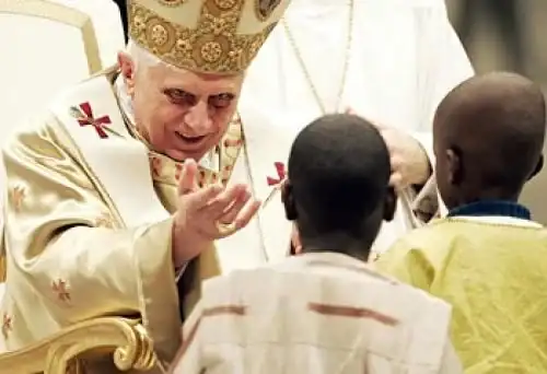 benedicto-xvi-con-nic3b1os.webp