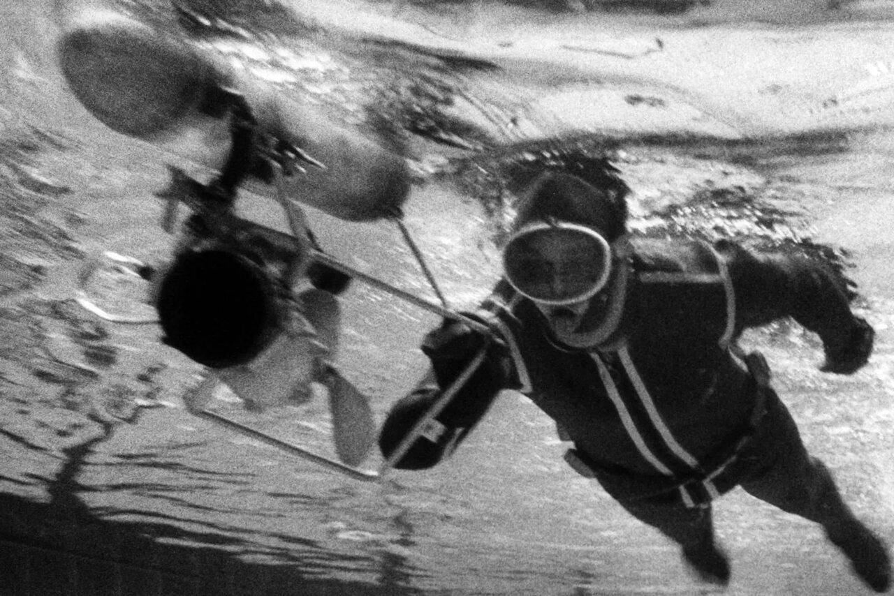 bernd-boettger-in-einer-schwimmhalle-demonstrierte-der-ddr-fluechtling-wie-ihm-1968-die-flucht...jpg