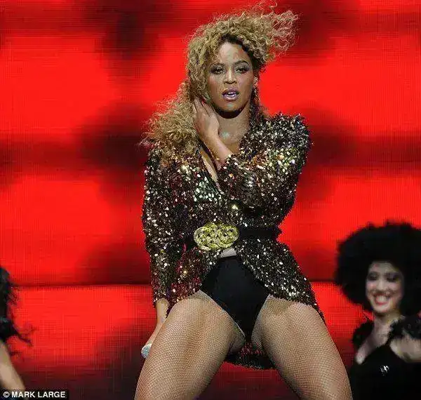 beyonce-glastonbury-festival-fashionhorrors-1.webp