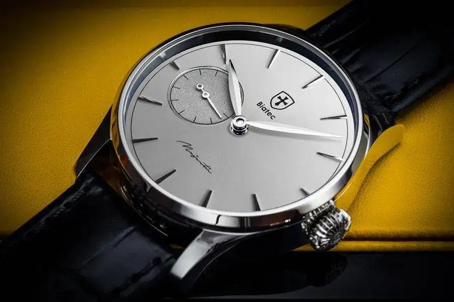 biatec-majestic-03-mechanical-automatic-watch-front-oblyque-view-package-box-photo-03-low.webp