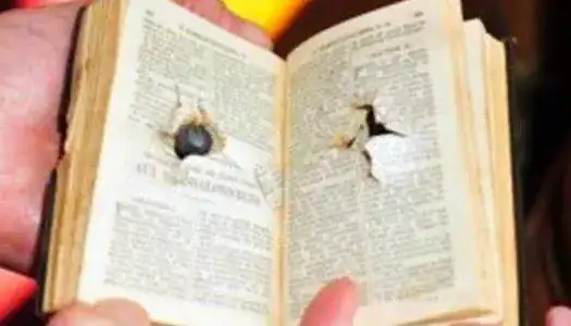 biblia-salva-disparo.webp