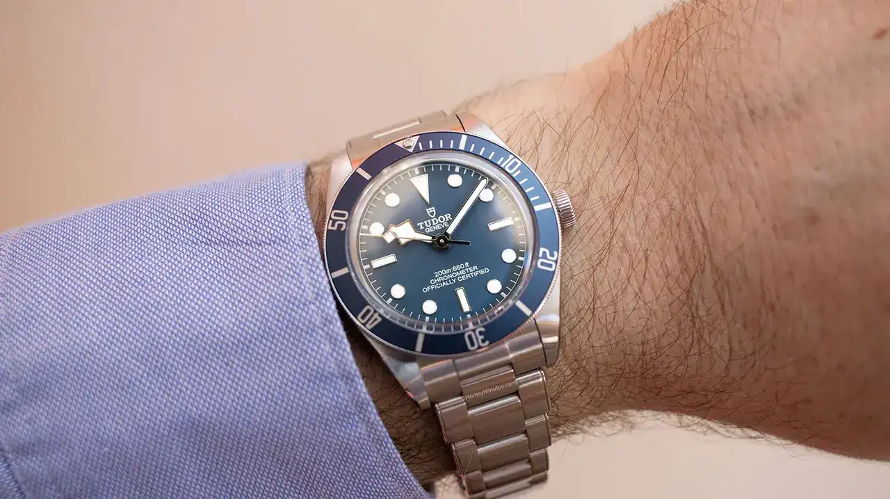 -Black-Bay-Fifty-Eight-Navy-Blue-7-Horas-y-Minutos.webp