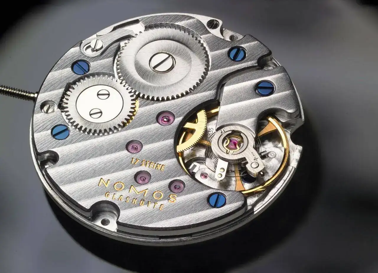 ble-has-nicely-finished-manual-movement-nomos-werk.webp