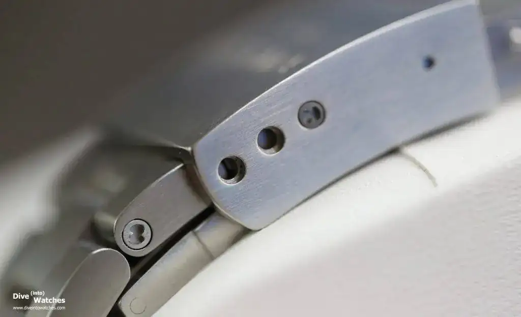 Blue_Shark_3_Orange_Dial_Clasp_Basel_2019-1024x624.webp