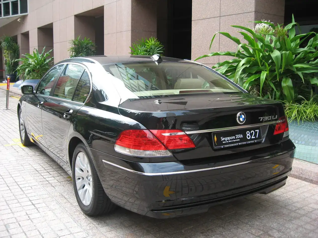BMW_7_series_rear,_S2006.webp