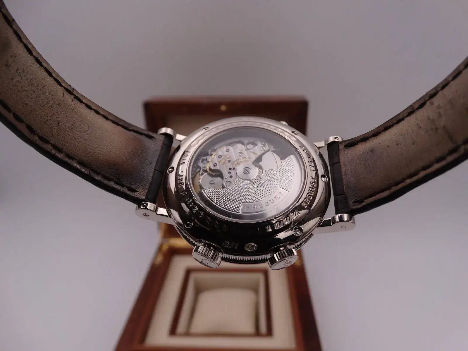 BREGUET Classique Alarm Le Reveil du Tsar 5707 gold 04180 copia.webp