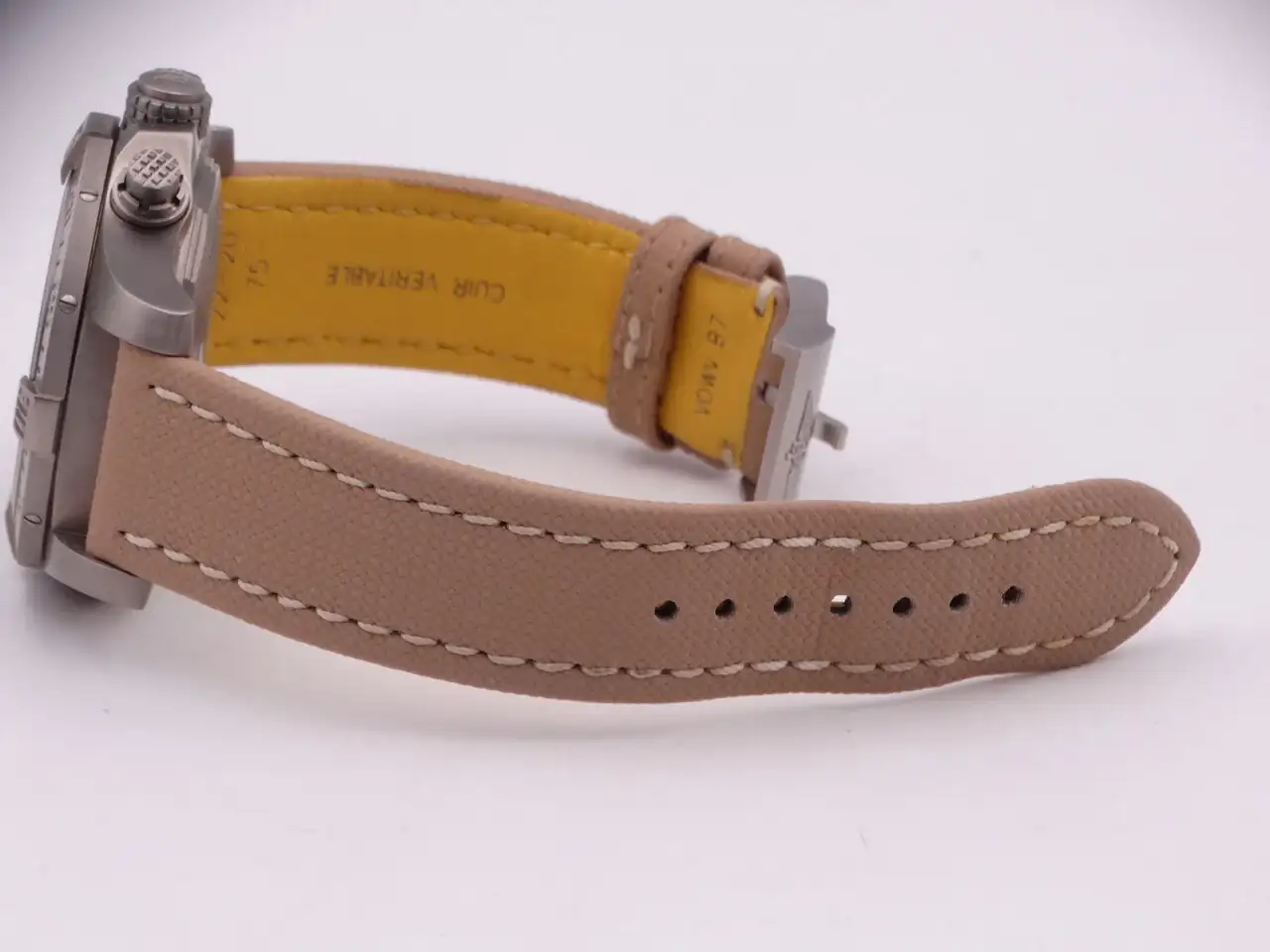 Breitling Avenger Bandit 05350.webp