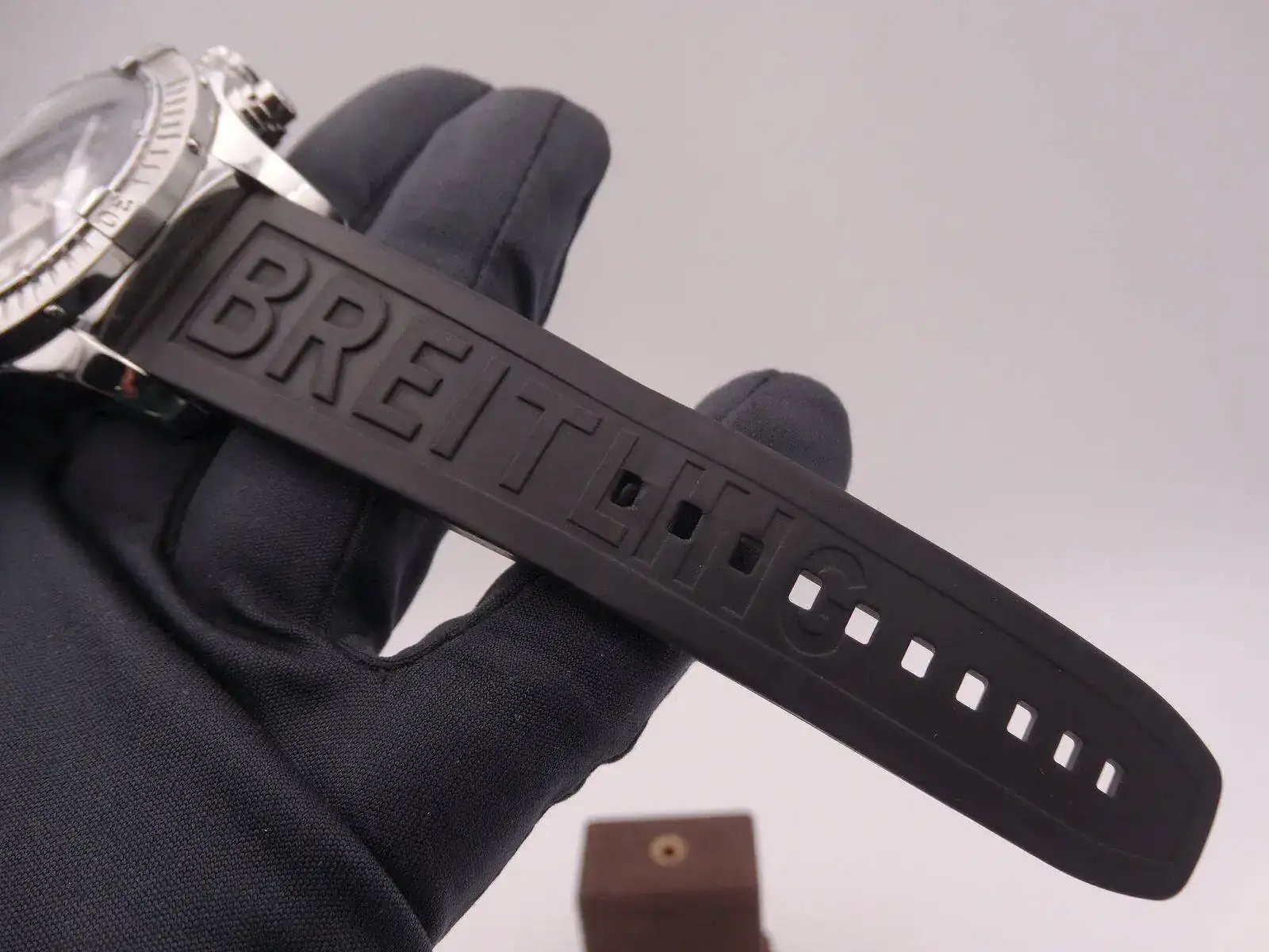 Breitling Avenger Chronograph 9061.webp