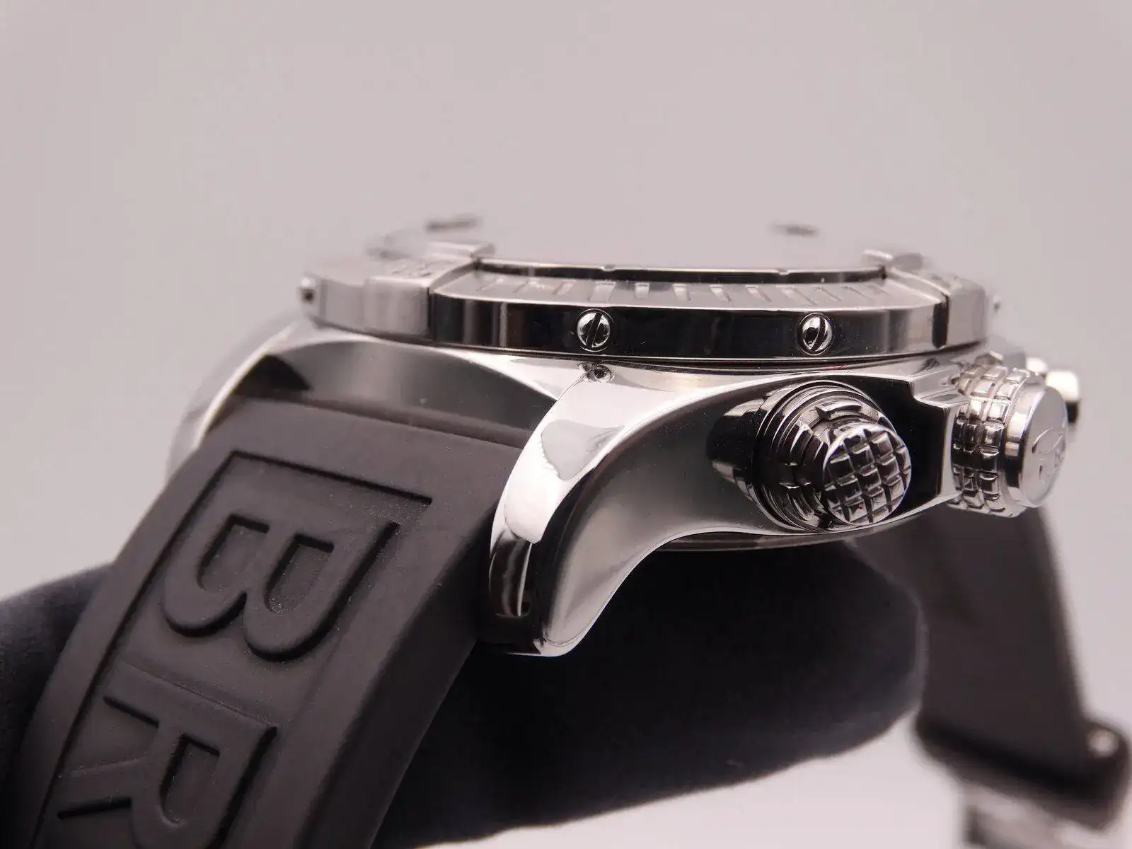 Breitling Avenger Chronograph 9066.webp