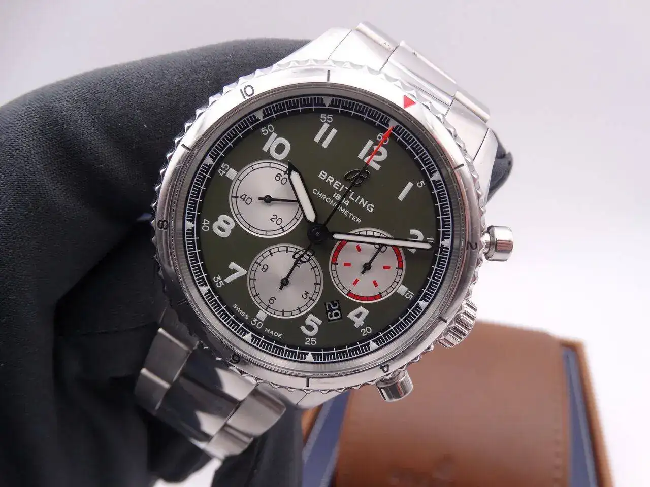 Breitling Aviator 8 B01 chronograph green 6894.webp