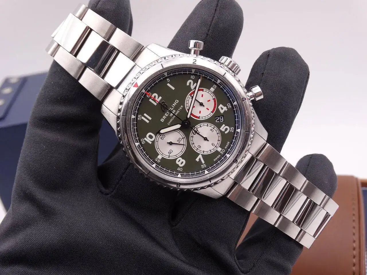 Breitling Aviator 8 B01 chronograph green 6907.webp