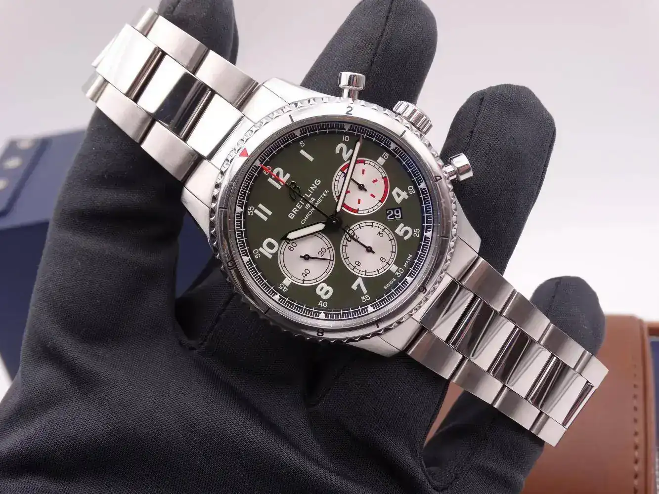 Breitling Aviator 8 B01 chronograph green 6907.jpg