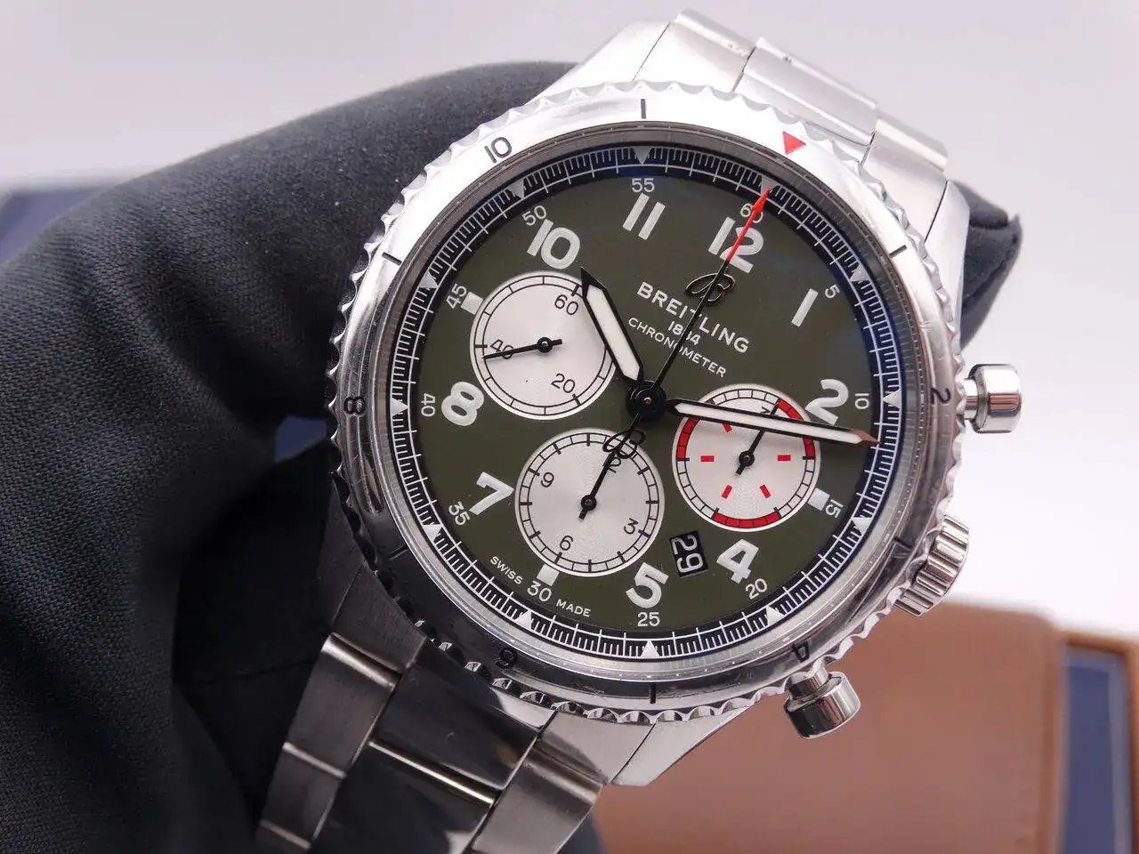 Breitling Aviator 8 B01 chronograph green 6911.webp