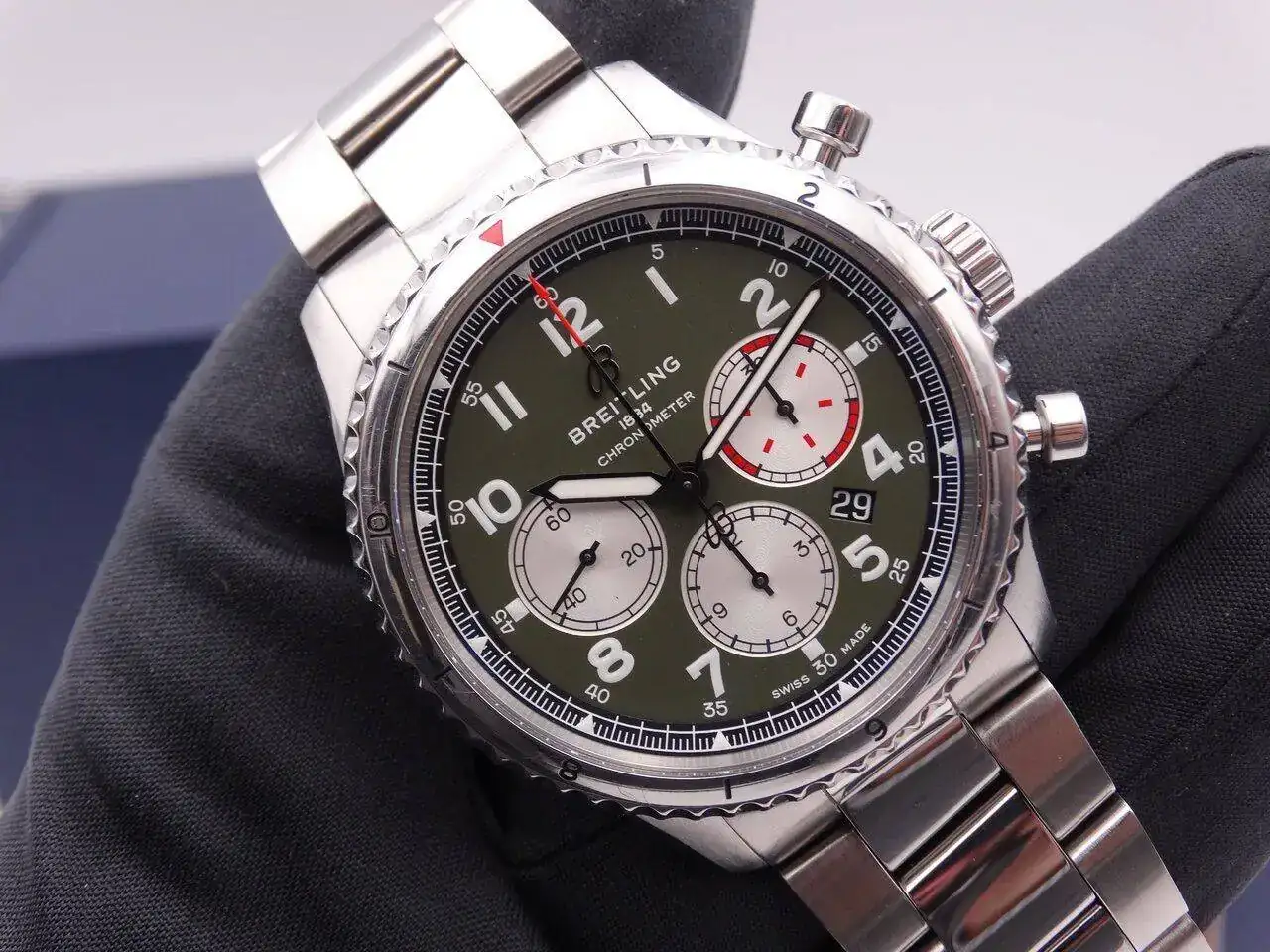 Breitling Aviator 8 B01 chronograph green 6912.webp