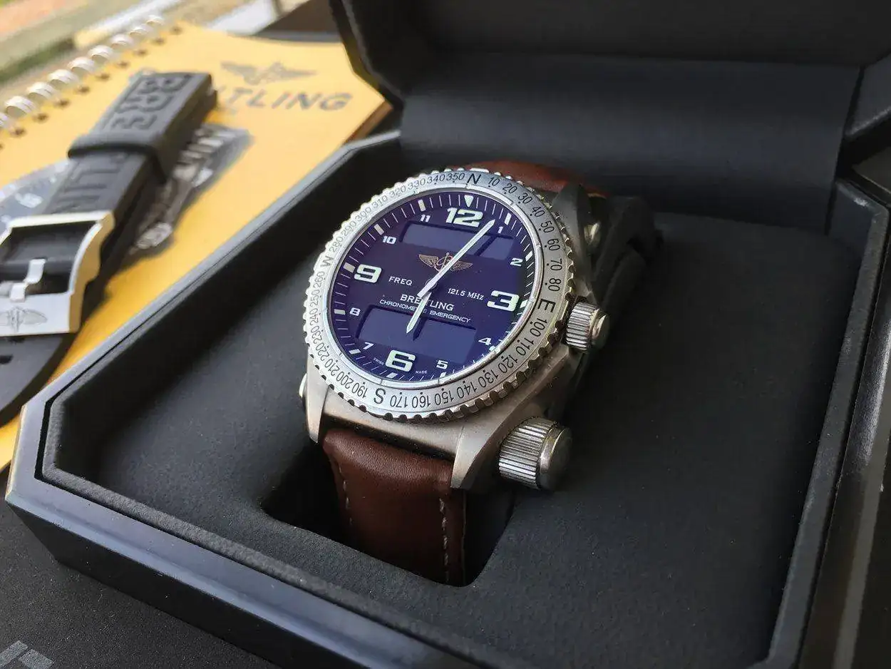 breitling-emergency-e76321-1250px-13.webp