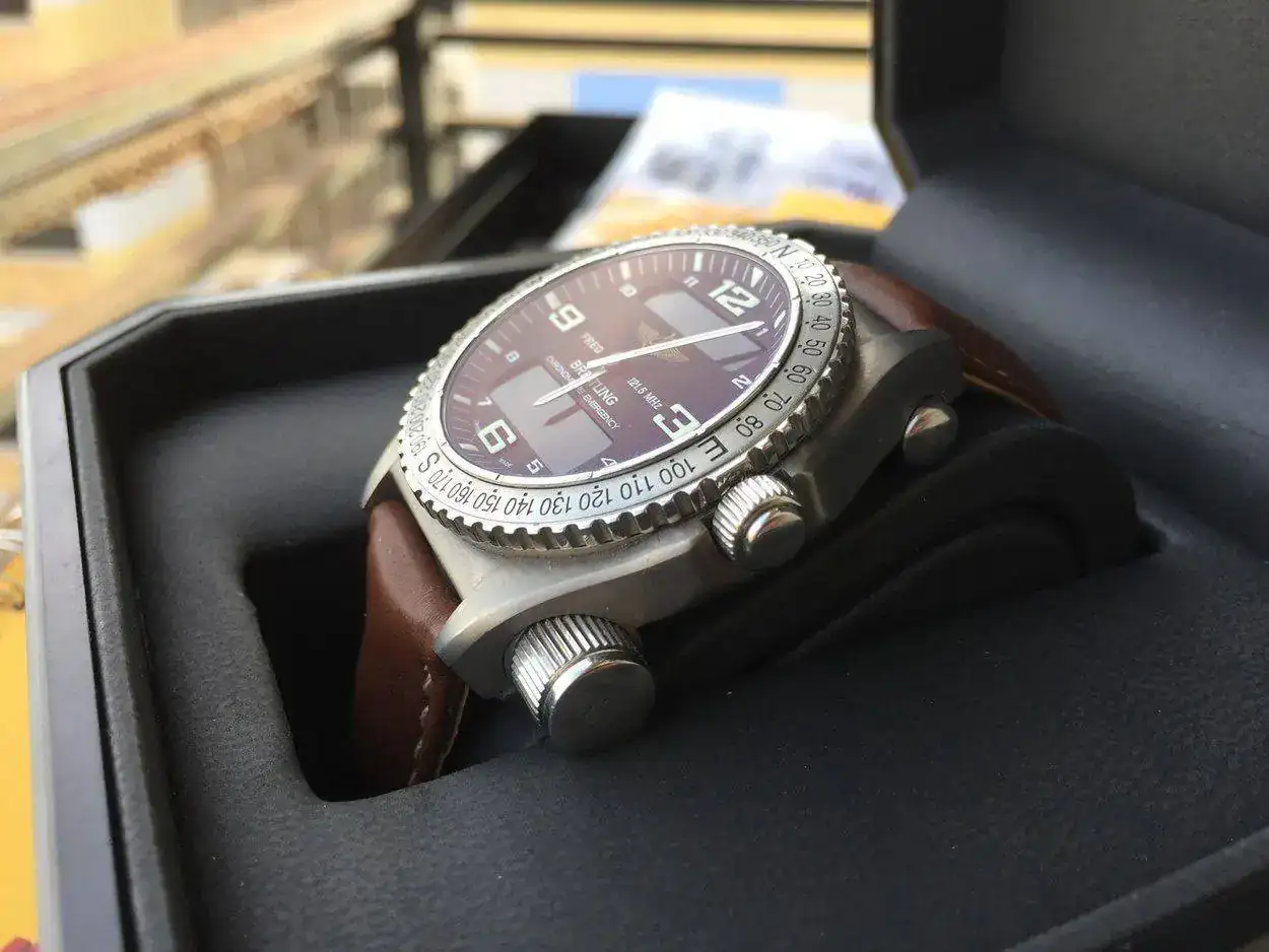 breitling-emergency-e76321-1250px-17.webp