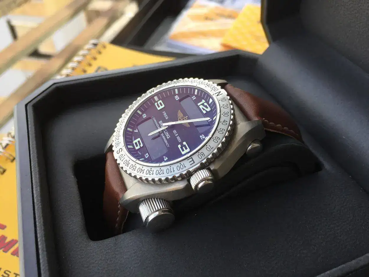 breitling-emergency-e76321-1250px-18.webp