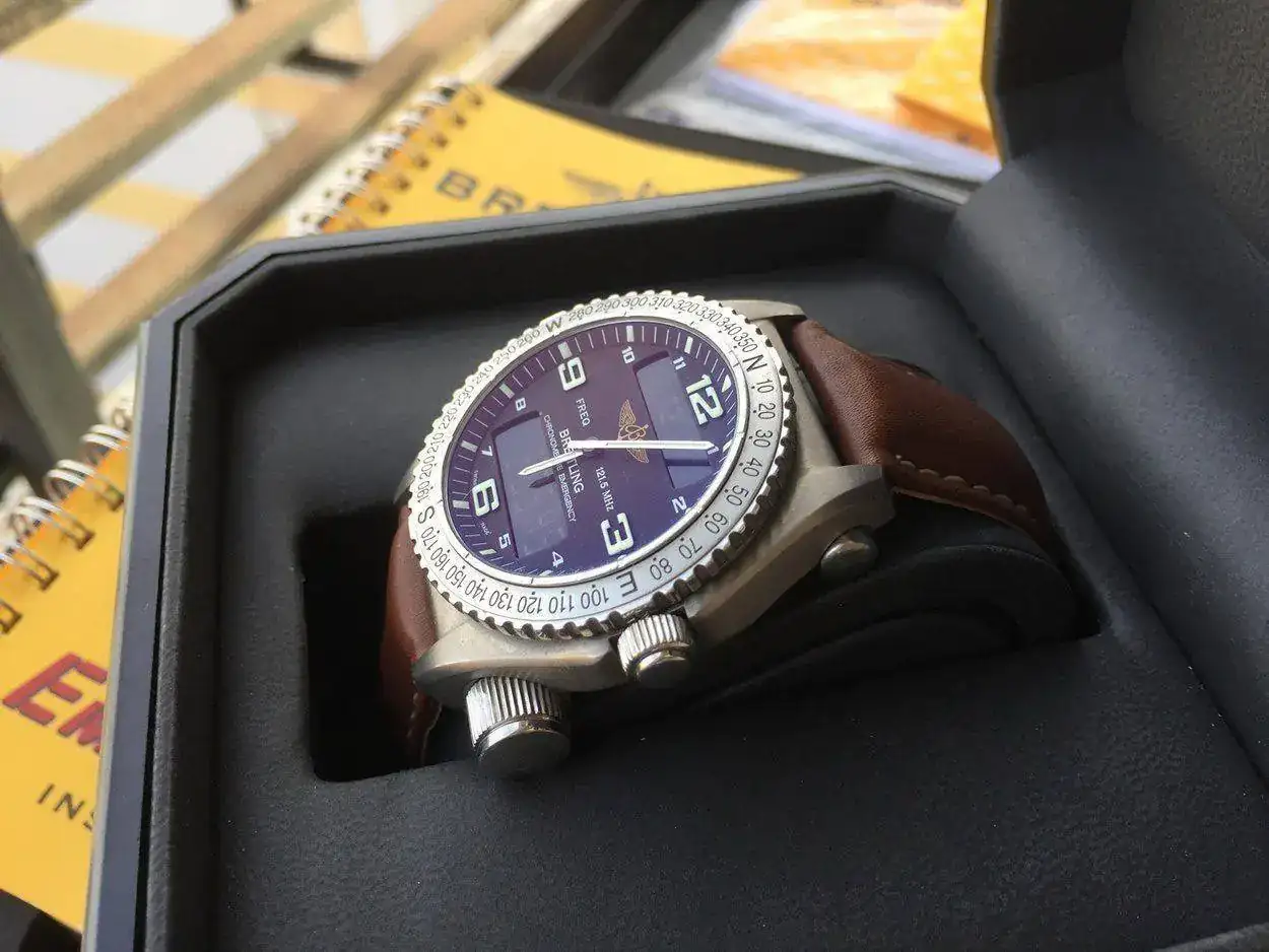 breitling-emergency-e76321-1250px-19.webp