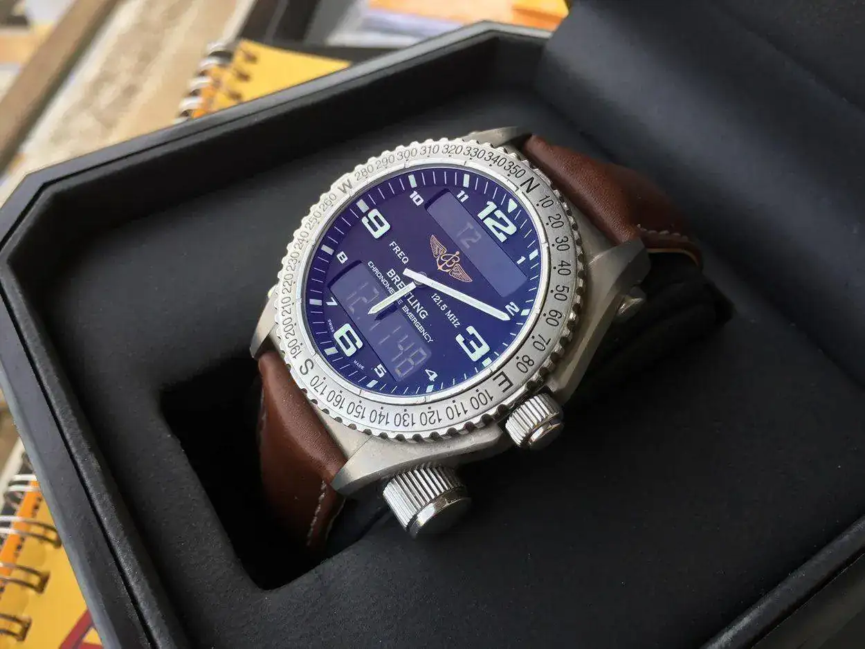breitling-emergency-e76321-1250px-39.webp