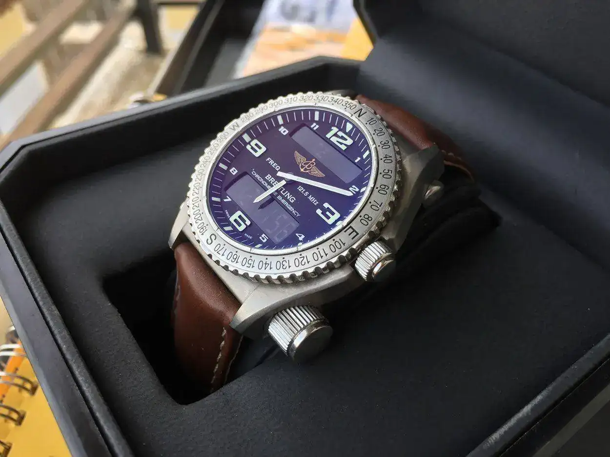 breitling-emergency-e76321-1250px-40.webp