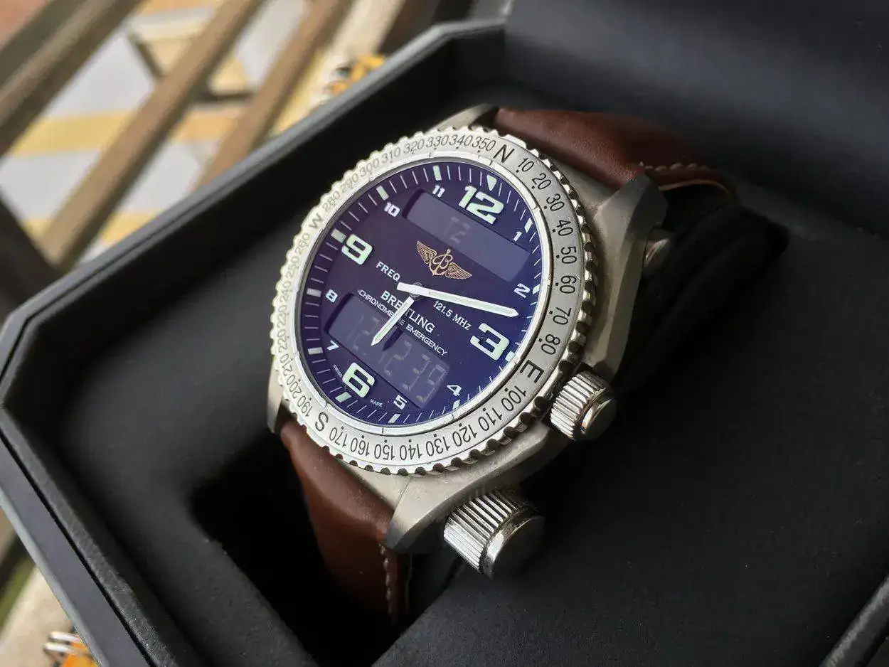 breitling-emergency-e76321-1250px-43.webp