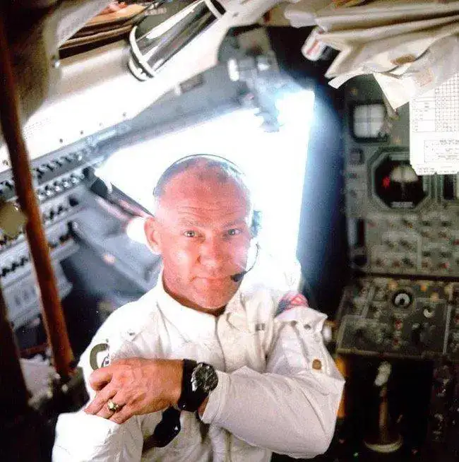 Buzz-Aldrin-en-el-Eagle.webp