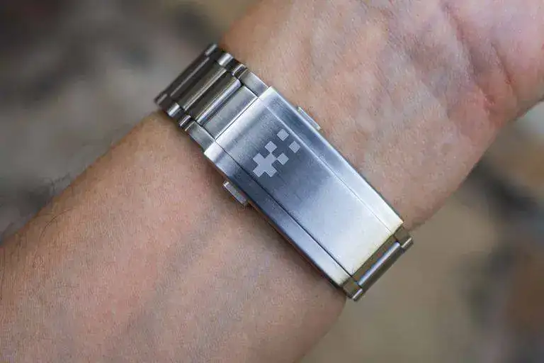 c63-sealander-clasp-on-wrist-768x512.webp